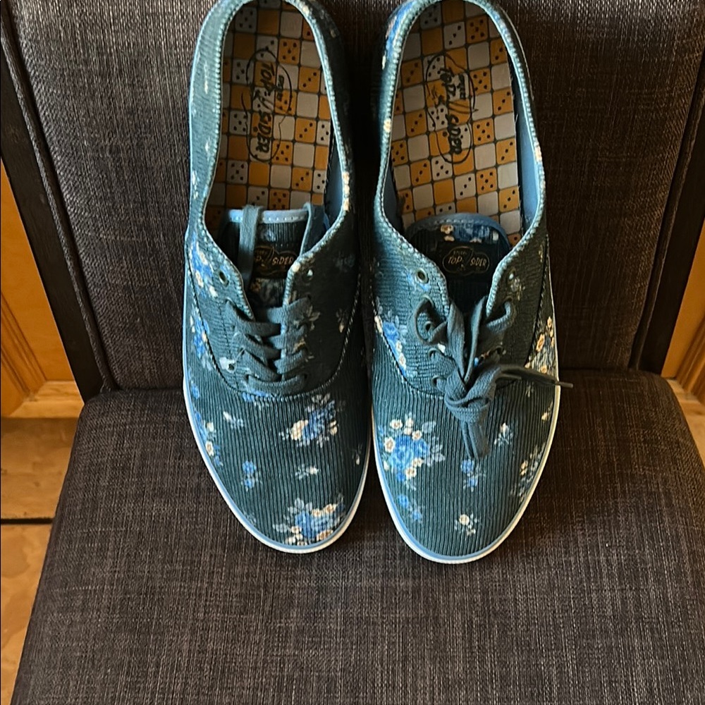 Summer ready ? The Original boat shoes 
Corduroy / flower classic design